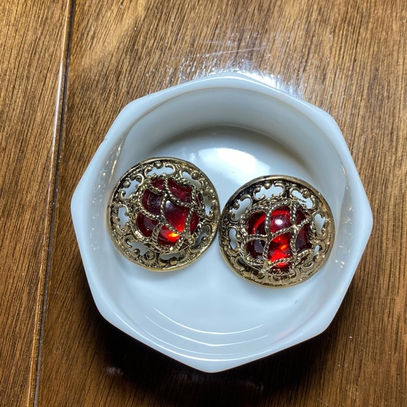 Red and gold, Vintage clip on earrings. Stunning ornate antique gold casing. - Picture 5 of 7